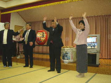 金井議員の当選を祝う